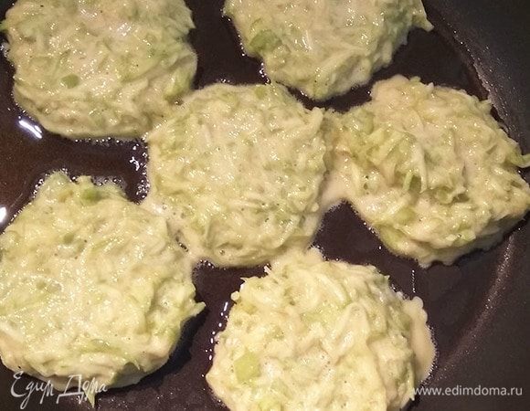 Всыпаем муку, перемешиваем.На хорошо разогретую сковороду выкладываем по 2 ст.л. ( Жарим желательно сразу же, чтобы кабачок не дал воду.)
