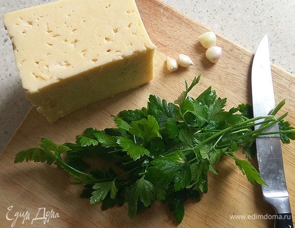 Для начинки натираем сыр на крупной терке, смешиваем со сметаной. Нашинковать зелень и смешать с сыром. Чеснок очищаем и выдавливаем через пресс, всю начинку перемешиваем.