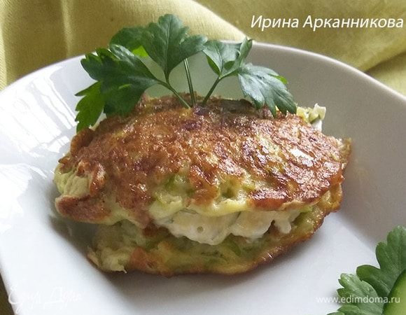 На горячий оладушек выкладываем начинку, накрываем вторым.
Немного приминаем.
Поступаем так со всеми оладушками и подаём к столу, с соусом на ваш вкус.
Идеальны в горячем виде, но вкусны и в холодном