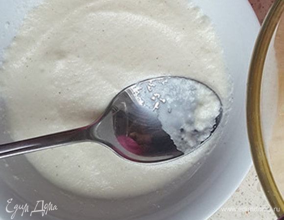 Манку смешать со сметаной.