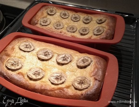Выложить в форму и положить сверху кружочки банана. Запекать при 180°С,  около 45 минут. (На фото 2 порции)