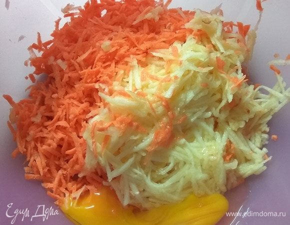 Натереть морковь и очищенное яблоко на мелкой терке. Добавить яйцо и муку. Перемешать.