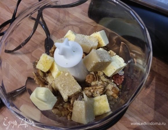 С лимона снять цедру (половину отложить для теста). В блендер сложить орехи, масло, марципан, мед и цедру. Изрубить в кашицу. 