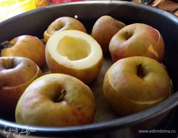 Понадобятся яблочки средней величины и разъемная форма диаметром 26 см. Итак, с яблок срезать «крышечки», желательно, оставить черенки. Немного выскоблить мякоть, но стенки яблока не должны быть тонкими и без повреждений. Сбрызнуть лимонным соком. 