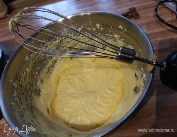 За это время приготовить тесто: масло комнатной температуры взбить с сахаром и ванильным сахаром до кремовой консистенции и посветления. По одному вбить яйца.