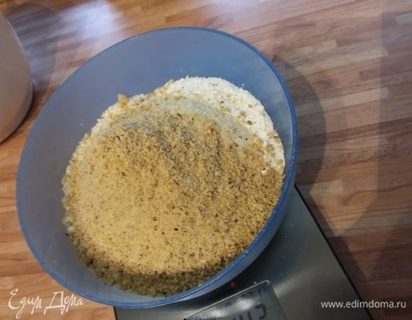 В отдельной емкости смешать муку с разрыхлителем, щепоткой соли, оставшейся лимонной цедрой и молотыми орехами (у меня миндаль и фундук).