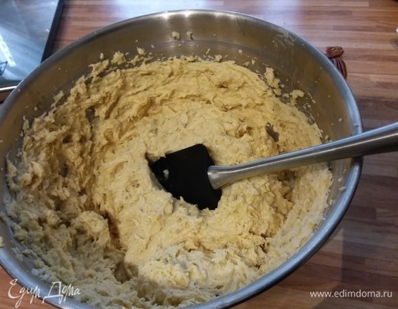 Ввести мучную смесь в яичную, замесить тесто. 