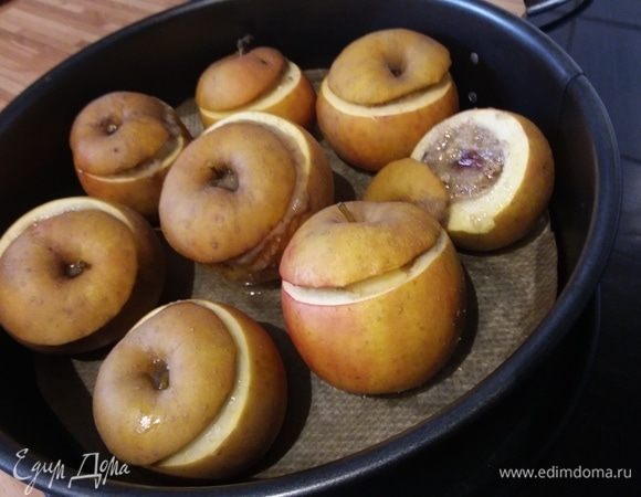 Вынуть яблоки из духовки, выложить их на короткое время. 