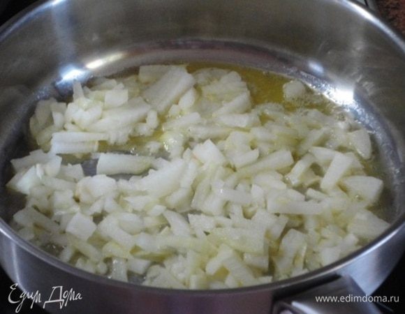 Лук нарезать кубиками. В глубоком сотейнике или кастрюле разогреть сливочное масло с растительным и обжарить на нем лук до светло-золотистого цвета.