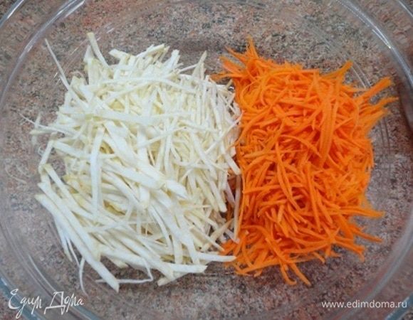 Сельдерей и морковь нарезать тонкими полосками и добавить к луку. Потушить минут 5.