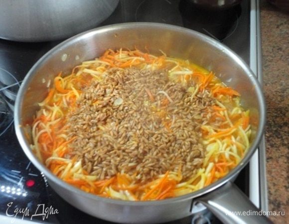 Добавить пшеницу с водой, в которой она была замочена и овощной бульон. Айнтопф посыпать солью и перцем и варить 25 минут на медленном огне с закрытой крышкой.