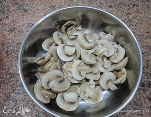 Шампиньоны нарезать пластиночками.