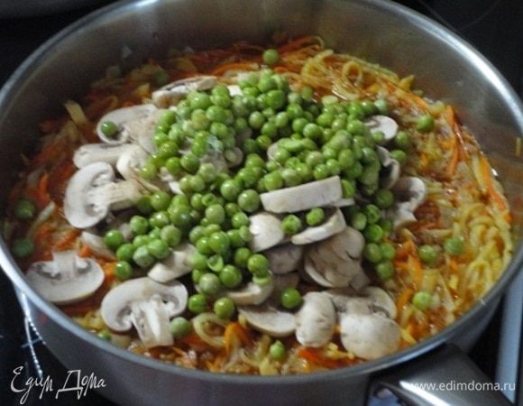 И вместе с горошком добавить к овощам и пшенице. Варить около 3 минут. В завершении добавить мускатный орех.