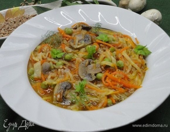 Перед подачей на стол овощной айнтопф посыпать зеленью.