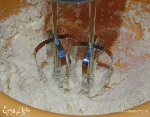 Мягкое сливочное масло взбейте с сахаром в пышную массу.