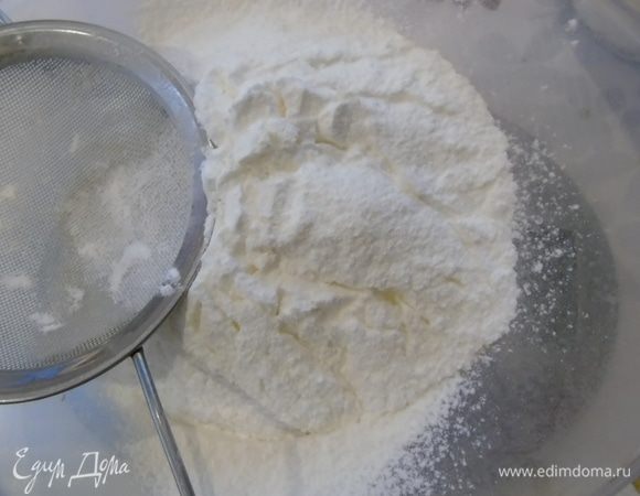 Отдельно просеиваем муку, крахмал и разрыхлитель. Перемешиваем.  