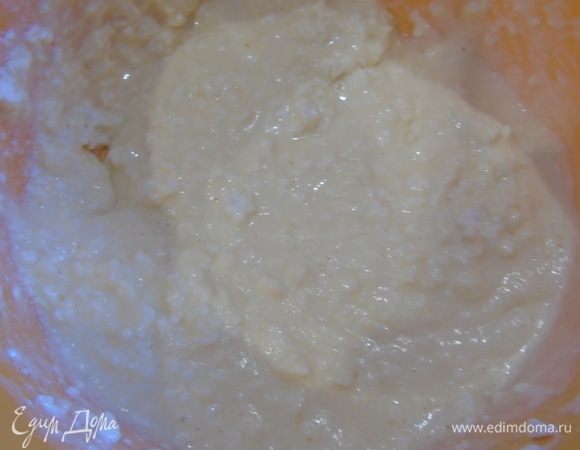 К яично-масляной смеси добавляем творог и тщательно перемешиваем.