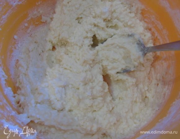 Всыпаем сухие ингредиенты и перемешиваем. Тесто будет липким и вязким. 