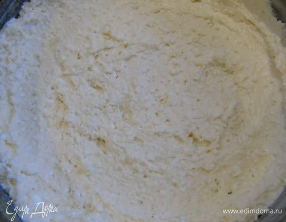 Ложкой выкладываем тесто в форму, смазанную маслом.