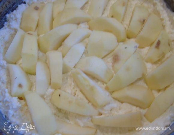 Яблоки очищаем и нарезаем крупными дольками. Выкладываем поверх теста.