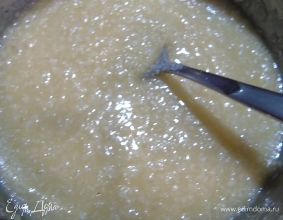 Для карамели: в сотейнике смешиваем масло, сахар и молоко. Ставим на средний огонь и нагреваем до растворения сахара. Затем всыпаем кокосовую стружку и доводим до кипения. Снимаем с огня. 