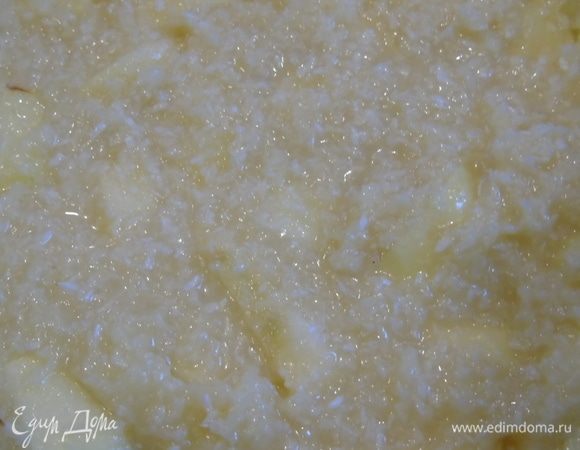 Выливаем карамель поверх яблок и отправляем пирог выпекаться в разогретую до 180°С духовку.