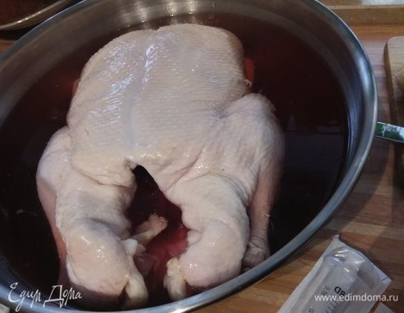 Утку начинаем готовить заранее. Еще накануне вечером замочить ее в соляном растворе. Для этого нужно поместить тушку в воду, в которой растворить соль. Вода должна покрывать утку. Оставить в холодильнике до востребования.