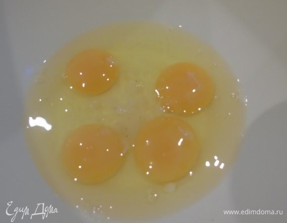 В миску разбиваем яйца и венчиком слегка взбиваем.