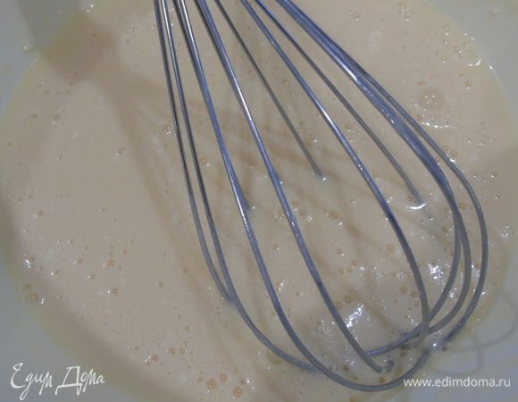 Добавляем соль и сметану, венчиком перемешиваем. Всыпаем муку, крахмал и тщательно перемешиваем, чтоб не было комочков.