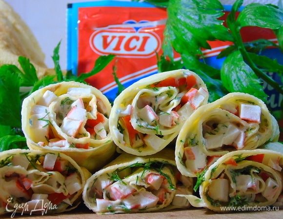 Сворачиваем и разрезаем на две или три части. Приятного аппетита!!!