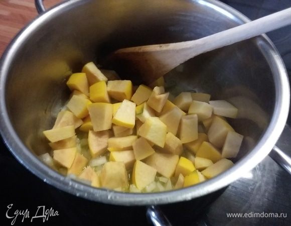 Готовим рис. Для этого мелко режем лук, пассеруем в оливковом масле, добавляем нарезанную кубиком айву. Обжариваем в течение минуты.