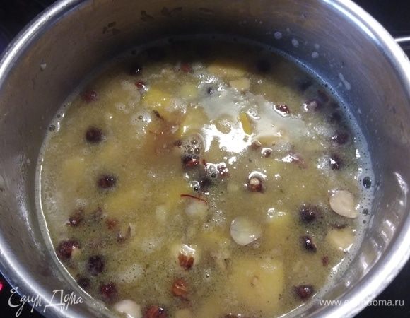 Заливаем горячей водой, добавляем замоченный в кипятке шафран. Доводим до кипения, уменьшаем огонь, варим до полного впитывания влаги. Рис останется недоваренным, это нам и нужно.