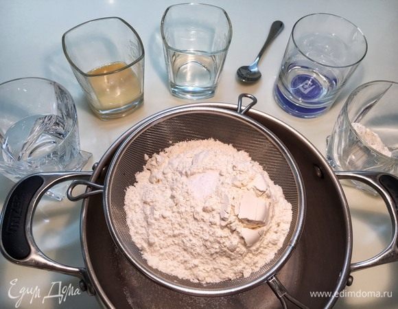 Тесто: просейте примерно 4/5 муки в большую чашу вместе с солью.