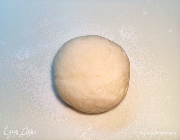 Сформируйте шар и либо накройте его чашой, и оставьте на столе минут на 20-40, либо положите его в чашу, накройте пленкой и уберите в холодильник на 2 часа.