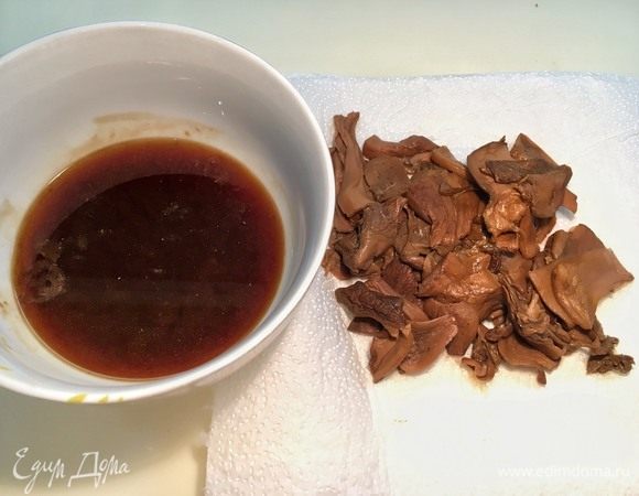 Важный момент. Когда грибы сварятся, лук нужно вынуть, бульон с грибами вылить через сито в чашу, чтобы вся вода с грибов оказалась в ней. Бульон будет использован для соуса.