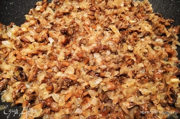 Фарш: порубите лук и грибы мелким кубиком. Поставьте сковороду на средний огонь, добавьте масло и обжарьте лук с грибами до золотистого цвета. Во время жарки добавьте щепотку соли и перца.