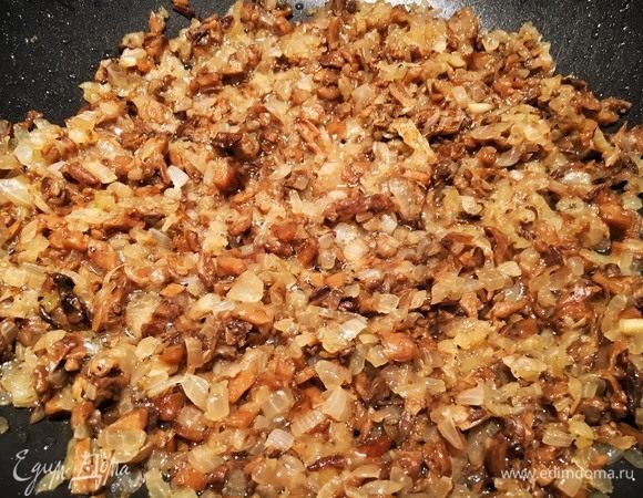 Фарш: порубите лук и грибы мелким кубиком. Поставьте сковороду на средний огонь, добавьте масло и обжарьте лук с грибами до золотистого цвета. Во время жарки добавьте щепотку соли и перца.