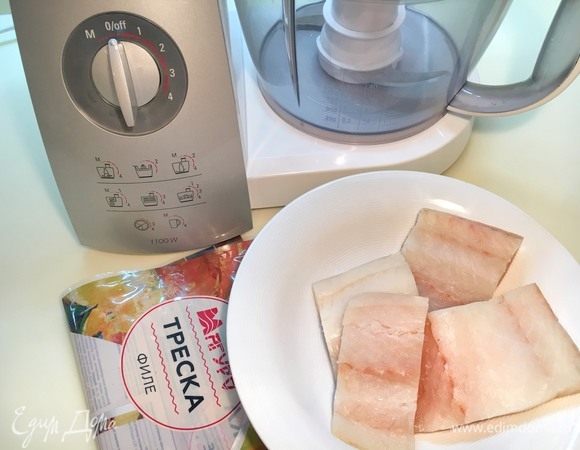 Треску ТМ «Магуро» можно либо пропустить через мясорубку, либо измельчить в комбайне. Так как филе очень нежное, ему подойдет любой способ.