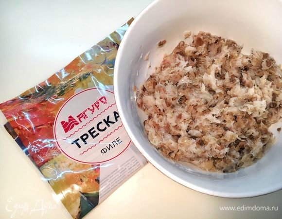 Смешайте рыбу с грибами и луком. Посолите и поперчите. Фарш готов.