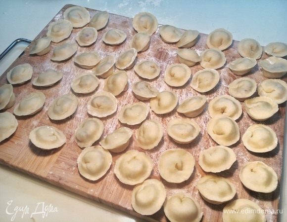 Способ лепки 1 – слепите края в вареник, затем соедините ушки. Способ лепки 2 – соедините ушки, затем скрепите по кругу. Способ лепки 3 – соедините ушки, затем скрепите по кругу при помощи вилки, поверх скрепите пальцами. Таким способом край получится более волнистым, но он хорошо подходит в том случае, когда тесто немного заветрелось и плохо слепливается.