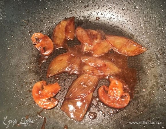 Соус: так как я варю одну порцию для себя (10 шт.), то моя порция будет составлять половину полноценной мужской порции. Ингредиенты для соуса я буду брать тоже для половины порции (отталкивайтесь от этого в зависимости от количества порций, который вы будете подавать). В рецепте я предлагаю вашему вниманию меру на всю партию пельменей. И так, обжарьте на среднем огне крупно порезанную четверть луковицы с 3-4 толстыми ломтиками шампиньонов или белых грибов до золотого цвета.