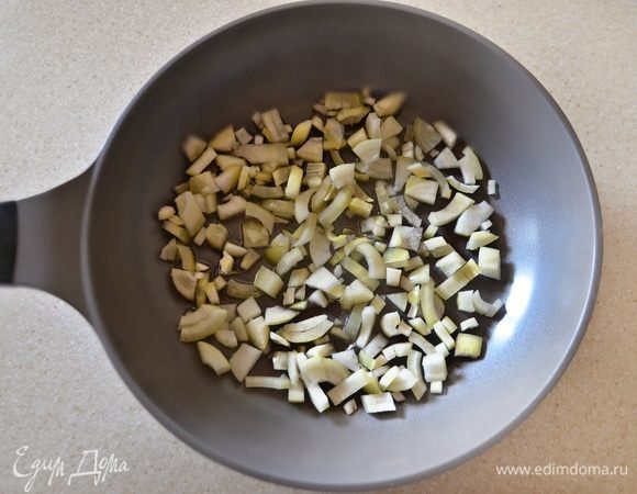На растительном масле пассируйте лук до золотистого цвета.