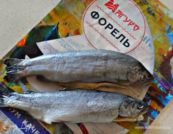 Форель разморозьте, промойте в холодной проточной воде и затем просушите с помощью бумажных полотенец. 
