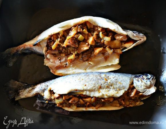 С помощью чайной ложки наполните, слегка утрамбовывая, начинкой обе рыбки.