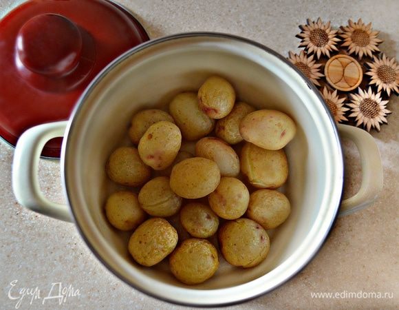 Картофель промойте, отварите «в мундире», остудите и очистите от шкурки.