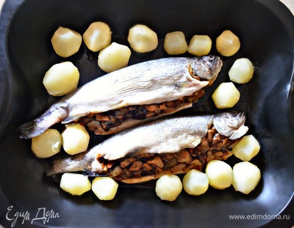 Противень смажьте растительным маслом и уложите форель вместе с картофелем, сверху сбрызните еще немного маслом.