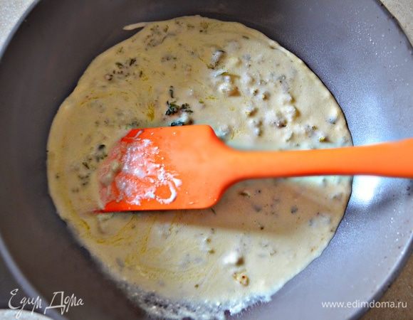 В той же сковороде, где тушились грибы обжарьте в течение 1 минуты 1 ч. л. муки, добавьте сметану, протушите, быстро перемешивая (2-3 минуты). Приправьте сметанный соус солью, перцем и добавьте мелко порубленные веточки укропа и петрушки. 