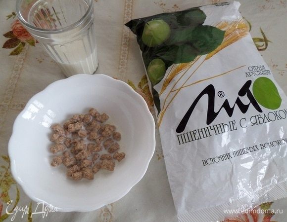 В чашку отсыпаем 2 ст. л. отрубей ТМ ЛИТО. Добавляем 2 ст. л. молока и оставляем на 2-3 минуты.