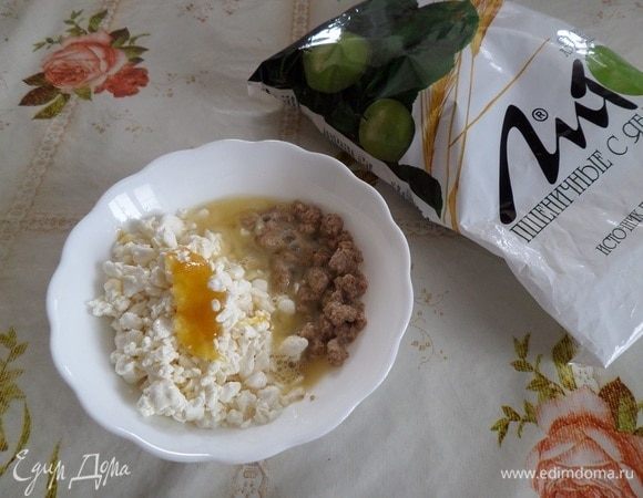 Затем в чашку добавляем творог, мед и взбитое яйцо. Хорошо перемешиваем.