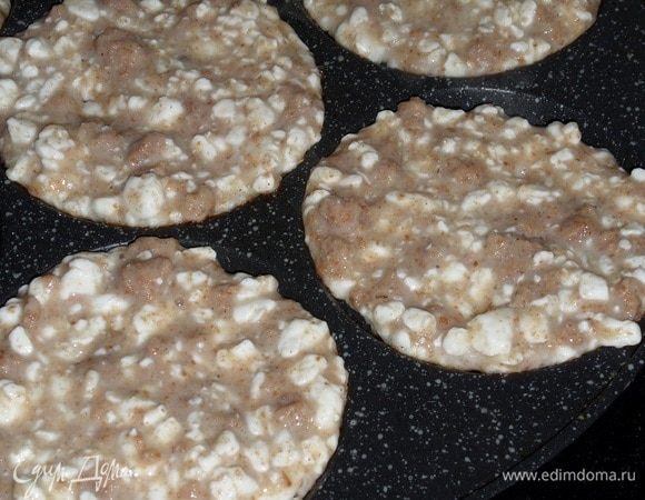 Сковороду смазываем растительным маслом и выкладываем тесто. 